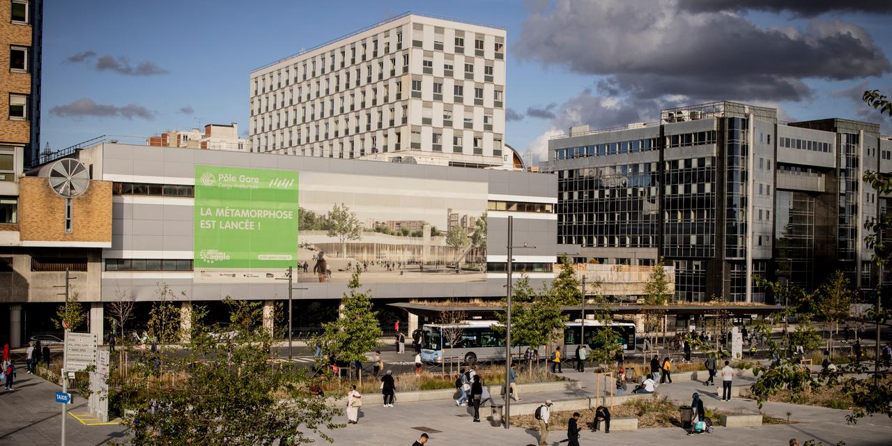 Sur le parvis de la gare de Cergy-Préfecture (Val-d’Oise),  le 31 août 2026.