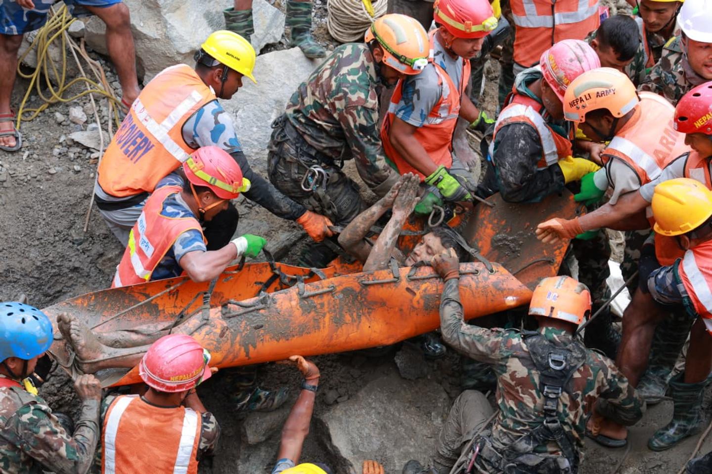 Inondations au Népal et au Tibet : neuf jours après la catastrophe, deux ouvriers retrouvés vivants dans un tunnel alors que le bilan dépasse les 1 300 morts