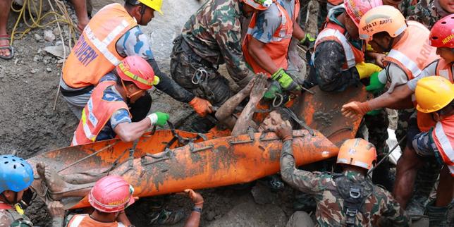 Inondations au Népal et au Tibet : les secours extraient deux ouvriers miraculés ; le bilan s’élève à 1 280 morts et plus de 5 600 disparus