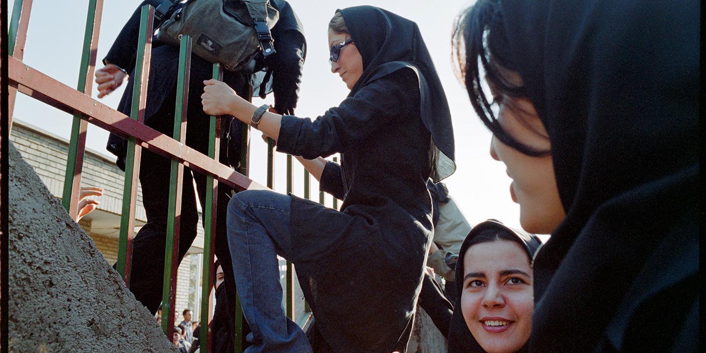 « En Iran, il y a énormément de jeunes qui avancent. Ils aiment la vie et ils se battent pour elle » : les souffles persans de la photographe iranienne Newsha Tavakolian