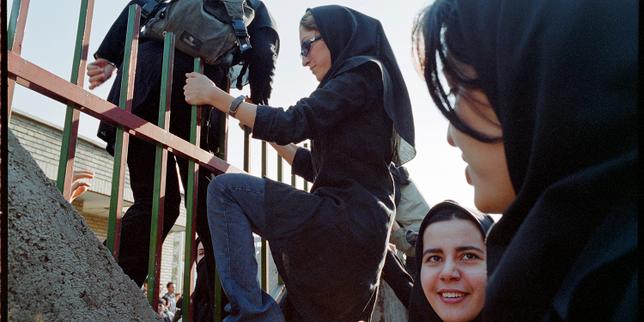 « En Iran, il y a énormément de jeunes qui avancent. Ils aiment la vie et ils se battent pour elle » : les souffles persans de la photographe iranienne Newsha Tavakolian