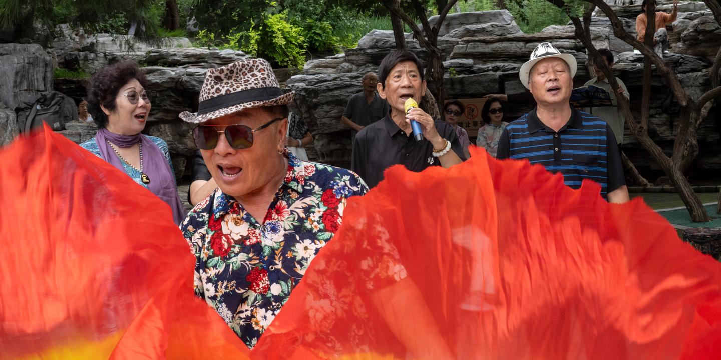 Dans les parcs de Pékin, une génération chante toujours à la gloire de Mao