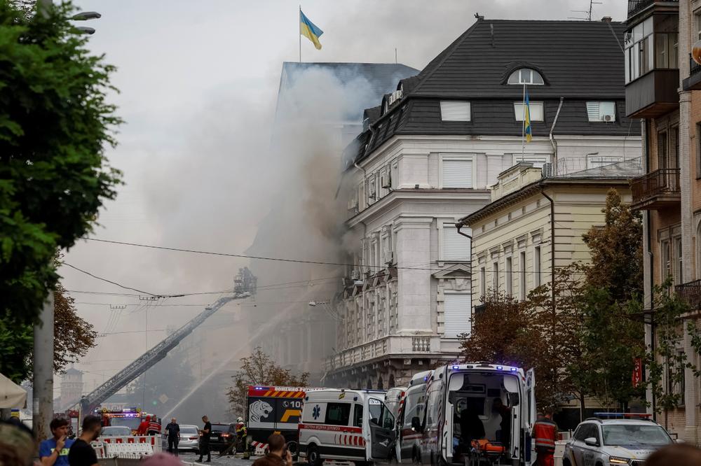 Des pompiers interviennent au siège du service de sécurité d’Ukraine, à Kiev, le 4 septembre 2026. - GLEB GARANICH/REUTERS