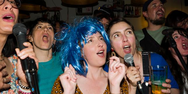 Soirée karaoké avec le groupe Ensemble on peut tout chanter, au bar Le Grabuge, à Nantes, le 7&nbsp;mai&nbsp;2026.