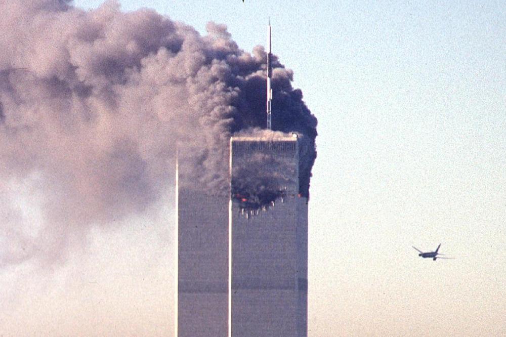 Un avion de ligne détourné s’approche du World Trade Center peu avant de s’écraser sur le célèbre gratte-ciel, à New York le 11 septembre 2001. - SETH MCALLISTER/AFP