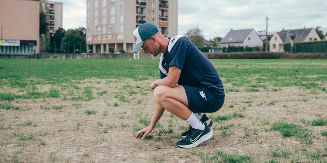 « On s’adapte à la situation » : à Laval, les terrains de football à l’épreuve de la sécheresse et du changement climatique