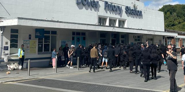Au Royaume-Uni, l’accès au port de Douvres brièvement perturbé par des manifestants anti-immigration cagoulés