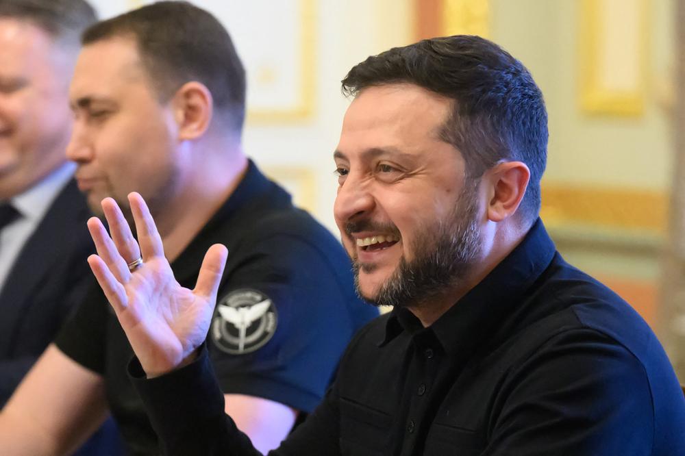 Le président ukrainien, Volodymyr Zelensky, lors d’une réunion avec les émissaires spéciaux américains, à Kiev, en Ukraine, le 6 septembre 2026. - HANDOUT/AFP