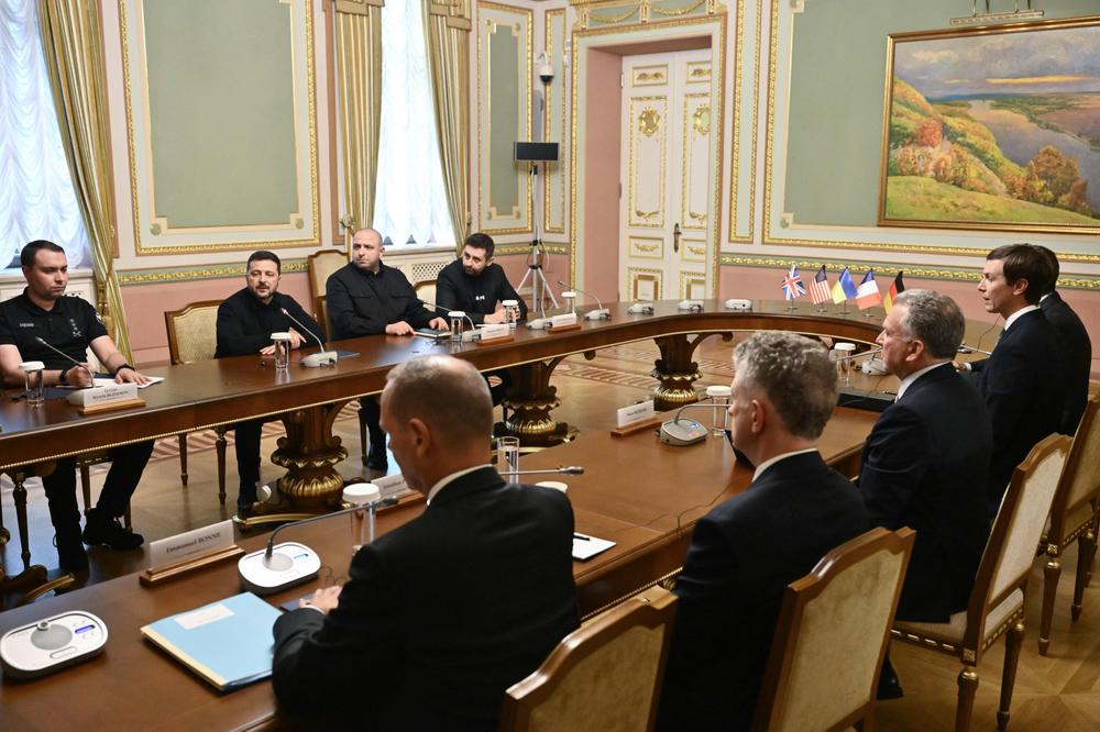Le président ukrainien Volodymyr Zelensky, les émissaires américains Jared Kushner et Steve Witkoff, ainsi que des représentants du Royaume-Uni, de la France et de l’Allemagne, assistent à une réunion à Kiev, le 6 septembre 2026. - GENYA SAVILOV/AFP