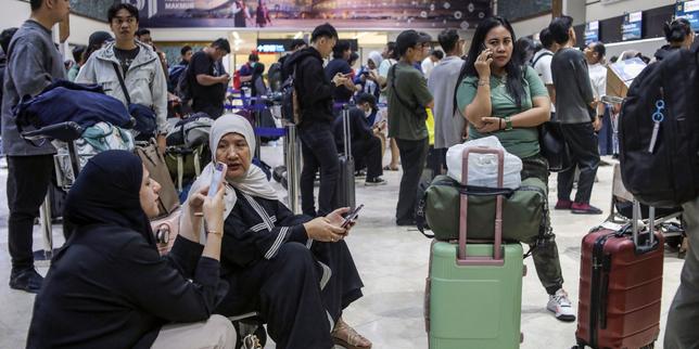Six Indonesian airports suspend operations after volcanic eruption