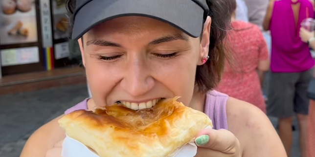 La merdenea, feuilleté au fromage, symbole de la lutte contre la gentrification de Bucarest