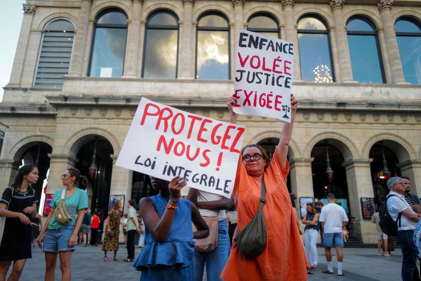Violences sexistes et sexuelles : les associations retournent dans la rue pour faire aboutir la loi intégrale