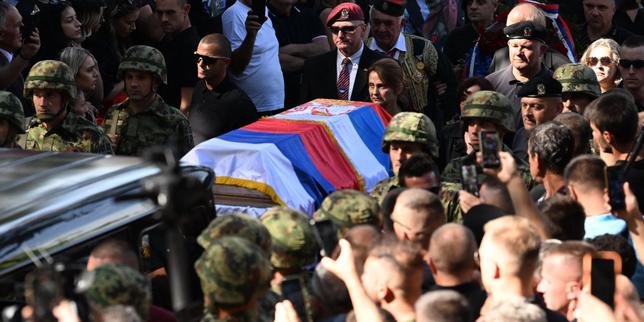 A Belgrade, des milliers de partisans de la « Grande Serbie » ont participé aux obsèques de Ratko Mladic