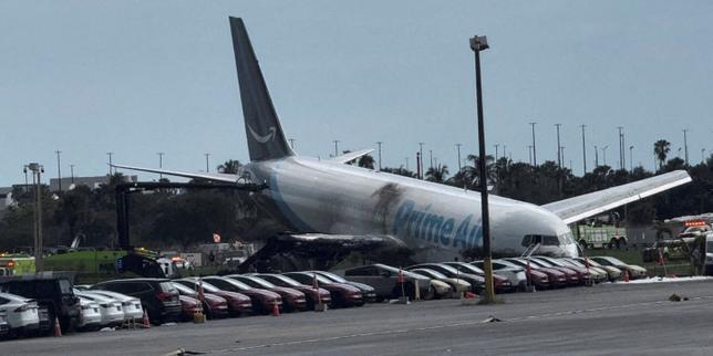 Miami : les images de l’avion-cargo d’Amazon sorti de piste