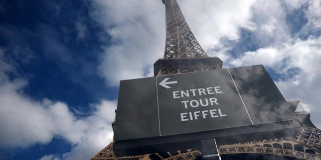 Grève et fermeture de la tour Eiffel après l’éviction du personnel féminin lors de la visite d’une délégation hindoue