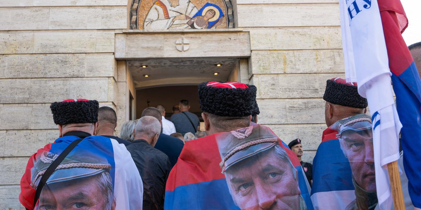 A Belgrade, des milliers de Serbes rendent hommage à Ratko Mladic, général serbe condamné pour génocide