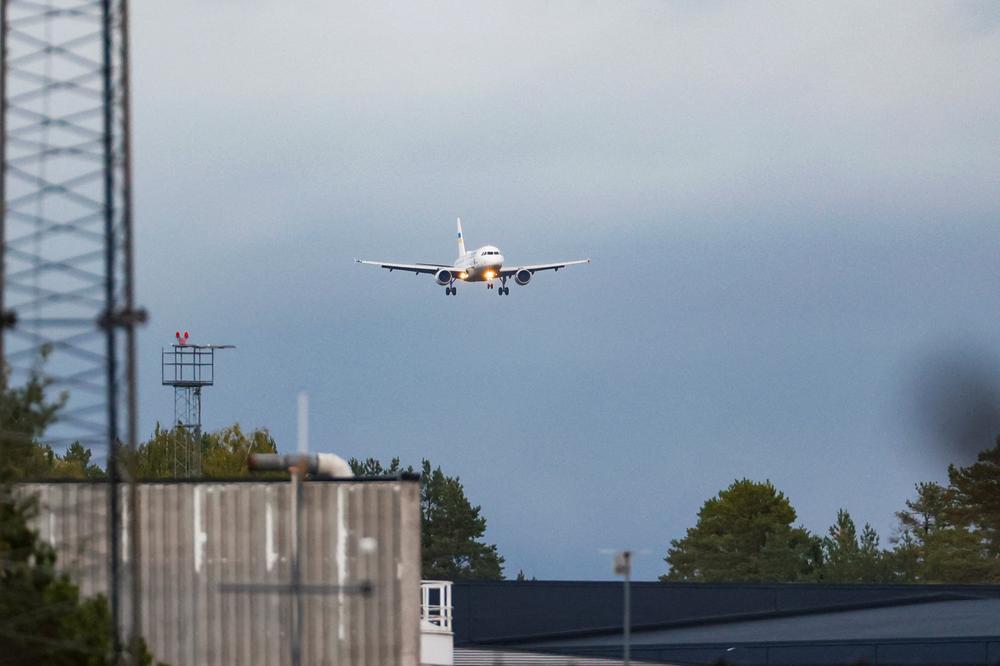 L’avion transportant le président ukrainien Volodymyr Zelensky atterrit en Norvège, le 8 septembre 2026, avant les funérailles du roi Harald V. - FREDERIK RINGNES/VIA REUTERS
