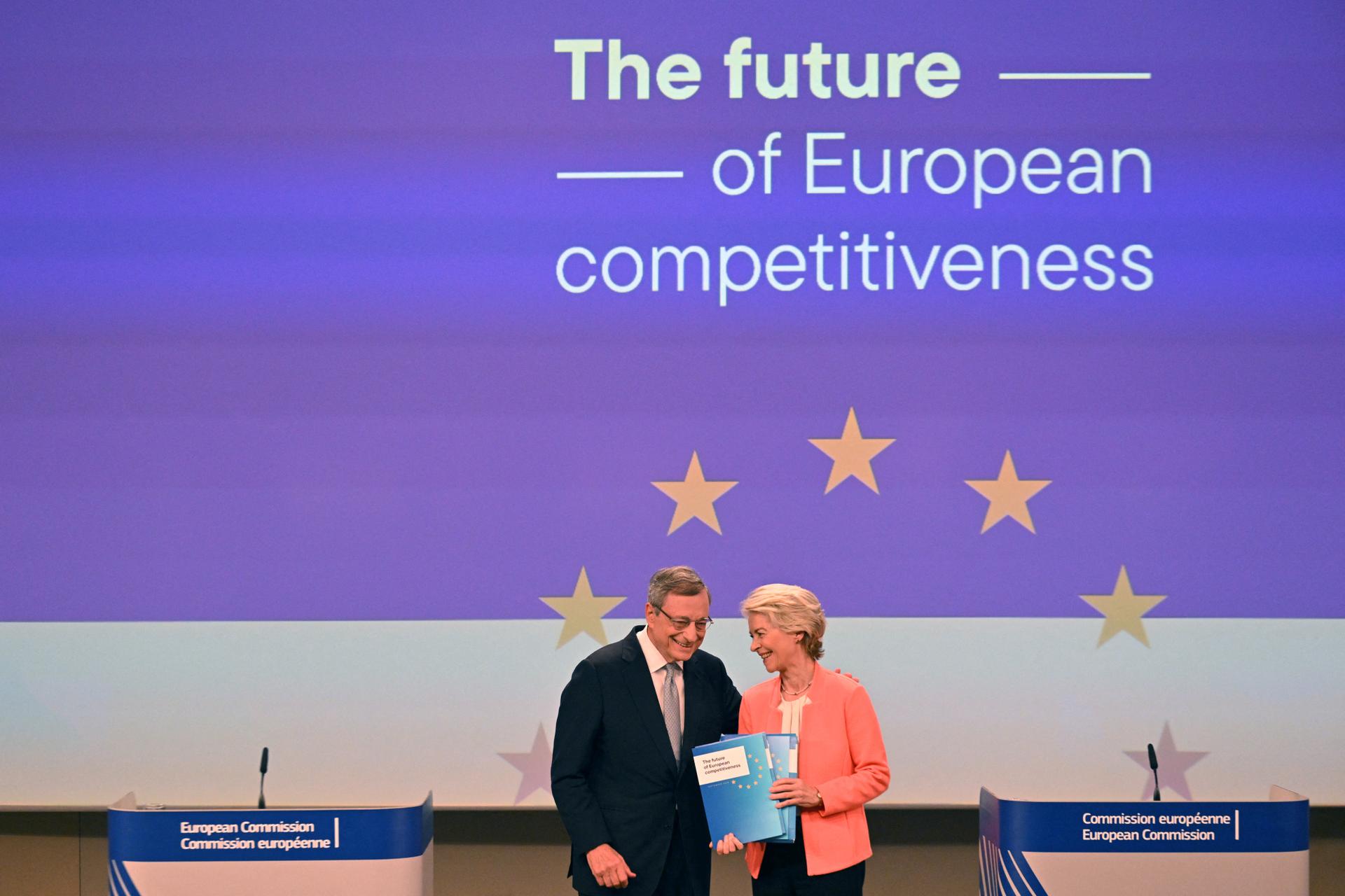 L’ancien président de la Banque centrale européenne Mario Draghi et la présidente de la Commission européenne, Ursula von der Leyen, au siège de la Commission, à Bruxelles, le 9 septembre 2024.