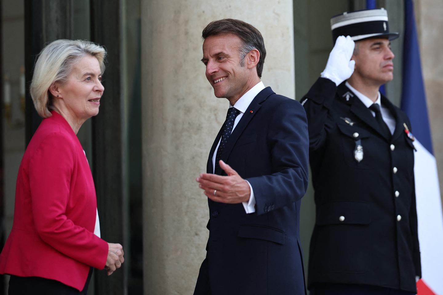Emmanuel Macron pide a Ursula von der Leyen prohibir en Europa el acceso a redes sociales a menores de 15 años