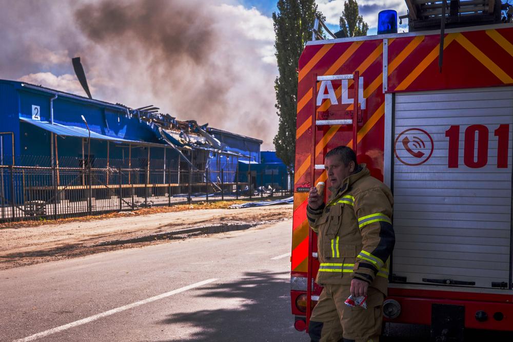 Incendie d’un entrepôt à la suite d’une attaque russe, à Kiev, le 8 septembre 2026. - DAN BASHAKOV/AP PHOTO