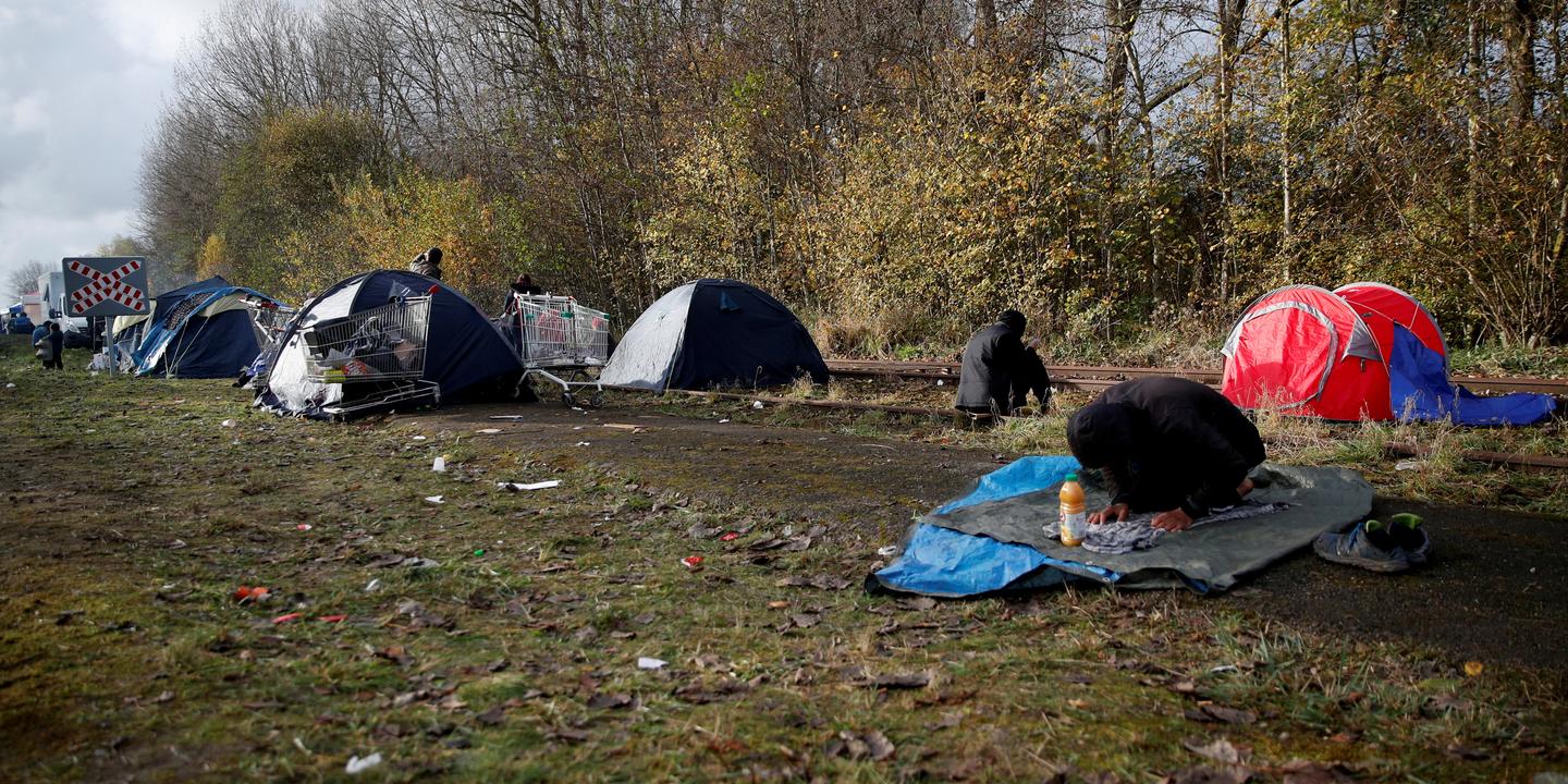Dix ans après le démantèlement de la « jungle » de Calais, « il n’y a plus une, mais des jungles », déplorent les associations