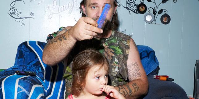 «&nbsp;Pat with his daughter Vicky on her birthday&nbsp;(Pat avec sa fille Vicky pour son anniversaire) » (West Columbia, West Virginia, en 2023), de Stacy Kranitz.