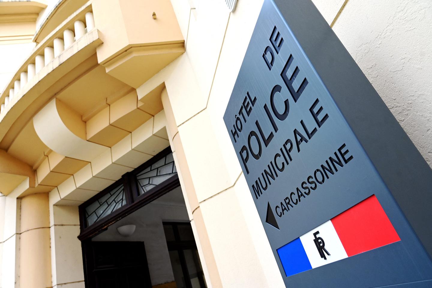 Les propos racistes d'un policier municipal de Carcassonne, captés par sa  propre caméra-piéton, suscitent l'indignation générale et l'embarras du RN