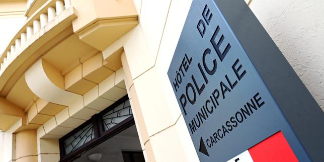La déambulation raciste d’un policier municipal de Carcassonne, captée par sa propre caméra-piéton, suscite l’indignation générale et l’embarras du RN