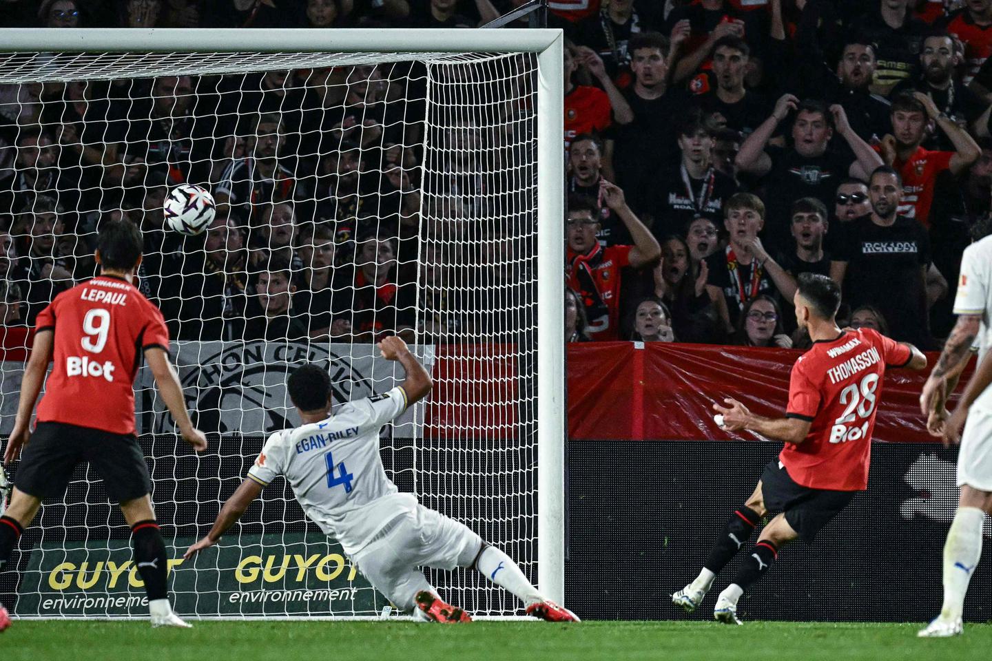Rennes e Olympique de Marseille in campo, con Rennes che vince 1-0 e si piazza al primo posto