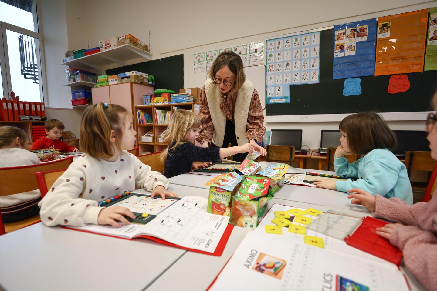 Should Reading Be Taught in Kindergarten? Pros and Cons