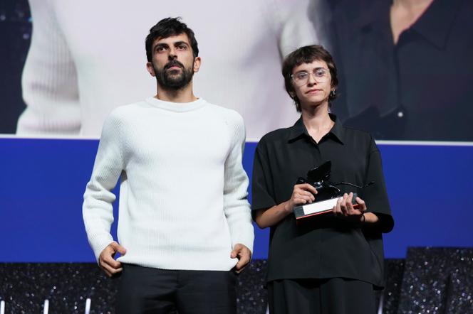 Les réalisateurs Yuval Abraham (à gauche) et Rachel Szor posent après avoir reçu le Prix spécial du jury pour le film « Naza », à la Mostra de Venise (Italie), le 12 septembre 2026. - SCOTT A GARFITT/AP PHOTO