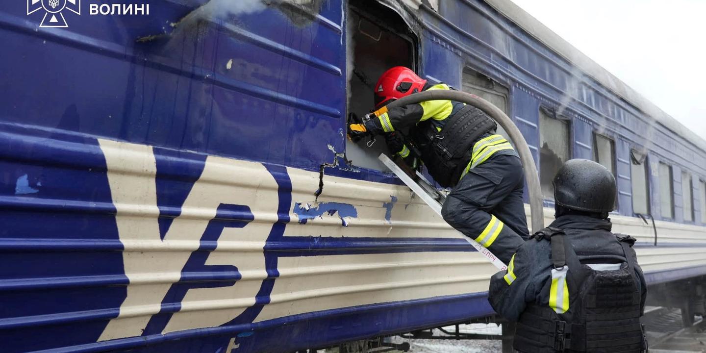 Un train à destination de Varsovie a été frappé par un drone russe en Ukraine, qui dénonce une « attaque systémique » visant le rail