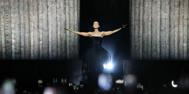 Céline Dion renaît sur scène, pour le premier des 26 concerts de sa résidence à Nanterre : « Je veux chanter pour vous, chanter la vie »