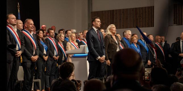 « La rentrée de Marine Le Pen, sous le regard crispé de son numéro deux, marque sa volonté d’assurer seule le show »