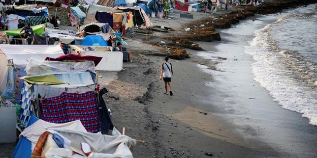 A Ceuta, le transfert de migrants des plages vers le port de l’enclave espagnole a débuté