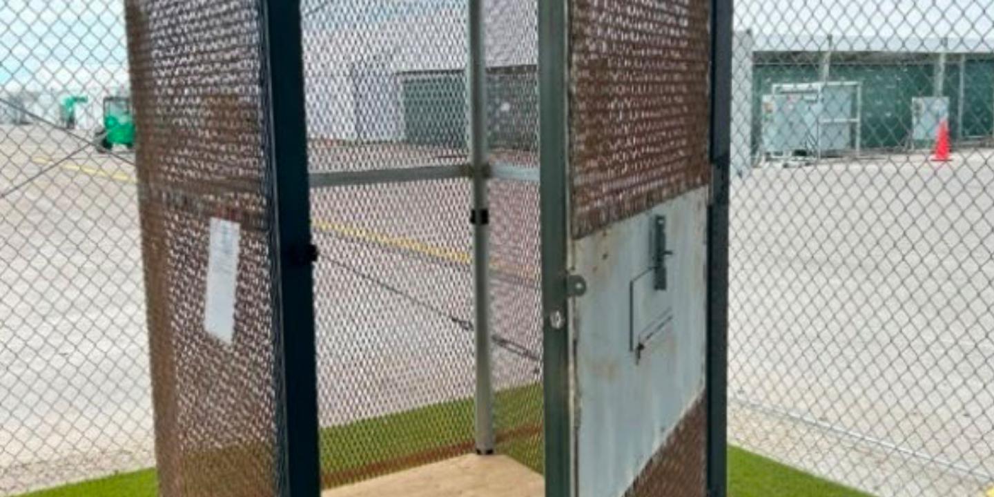 Etats-Unis : des migrants enfermés dans des mini-cellules grillagées à l’« Alcatraz des alligators », rapporte le ministère de la sécurité intérieure