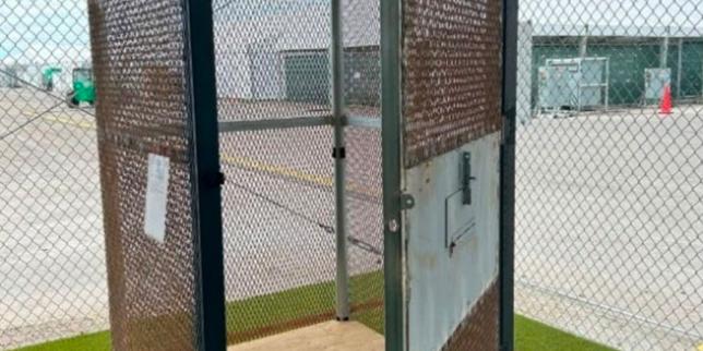 Etats-Unis : des migrants enfermés dans des mini-cellules grillagées à l’« Alcatraz des alligators », rapporte le DHS