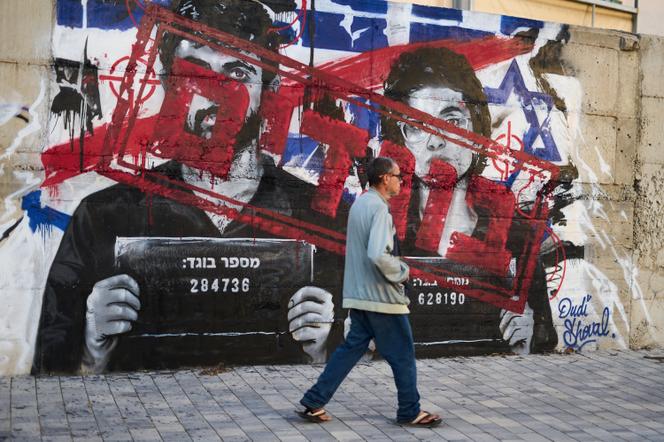 Dans une rue d’Ashdod (Israël), un graffiti représente Yuval Abraham et Rachel Szor, réalisateurs du film documentaire « Naza », avec l’inscription en hébreu « traîtres », le 15 septembre 2026. - ARIEL SCHALIT/AP PHOTO