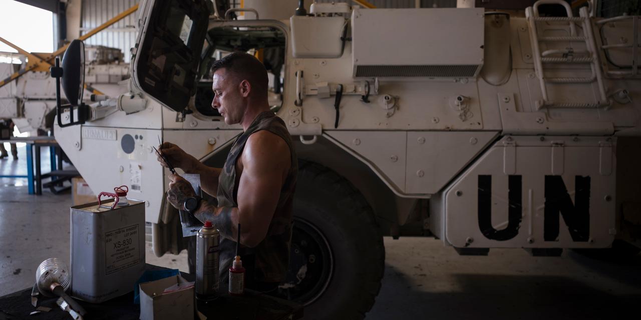 mission Daman 55 de la FINUL avec les forces françaises au Sud Liban. Mécanicien en train de réparer un Véhicule avant blindé VAB. Base de Dayr Kifa.