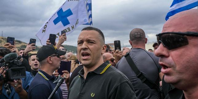 En Grèce, à sa sortie de prison, Ilias Kasidiaris, ancien député néonazi d’Aube dorée, veut lancer son parti nationaliste