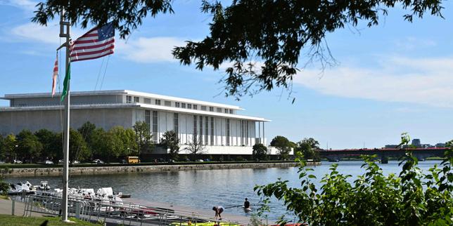 Donald Trump menace de ne pas rouvrir le Kennedy Center si son nom n’y est pas apposé, le conseil d’administration le soutient