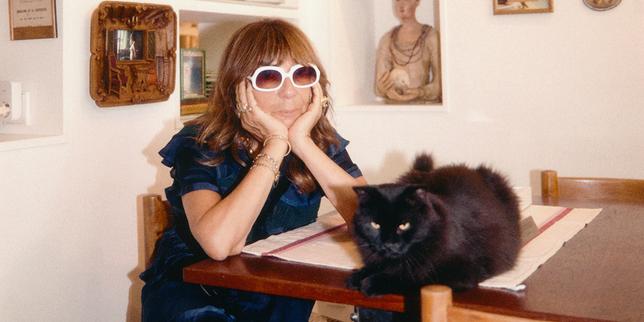 Qui est vraiment Sophie Calle ? Entre surexposition et secrets bien gardés, les deux visages d’une artiste qui a fait de sa vie son œuvre