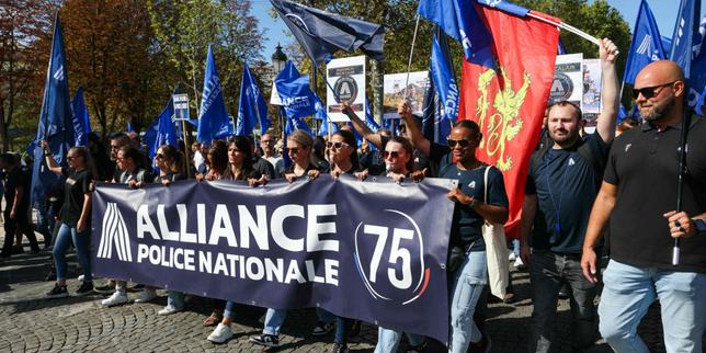 Des policiers manifestent à Paris pour réclamer des hausses de salaires et de meilleures conditions de travail
