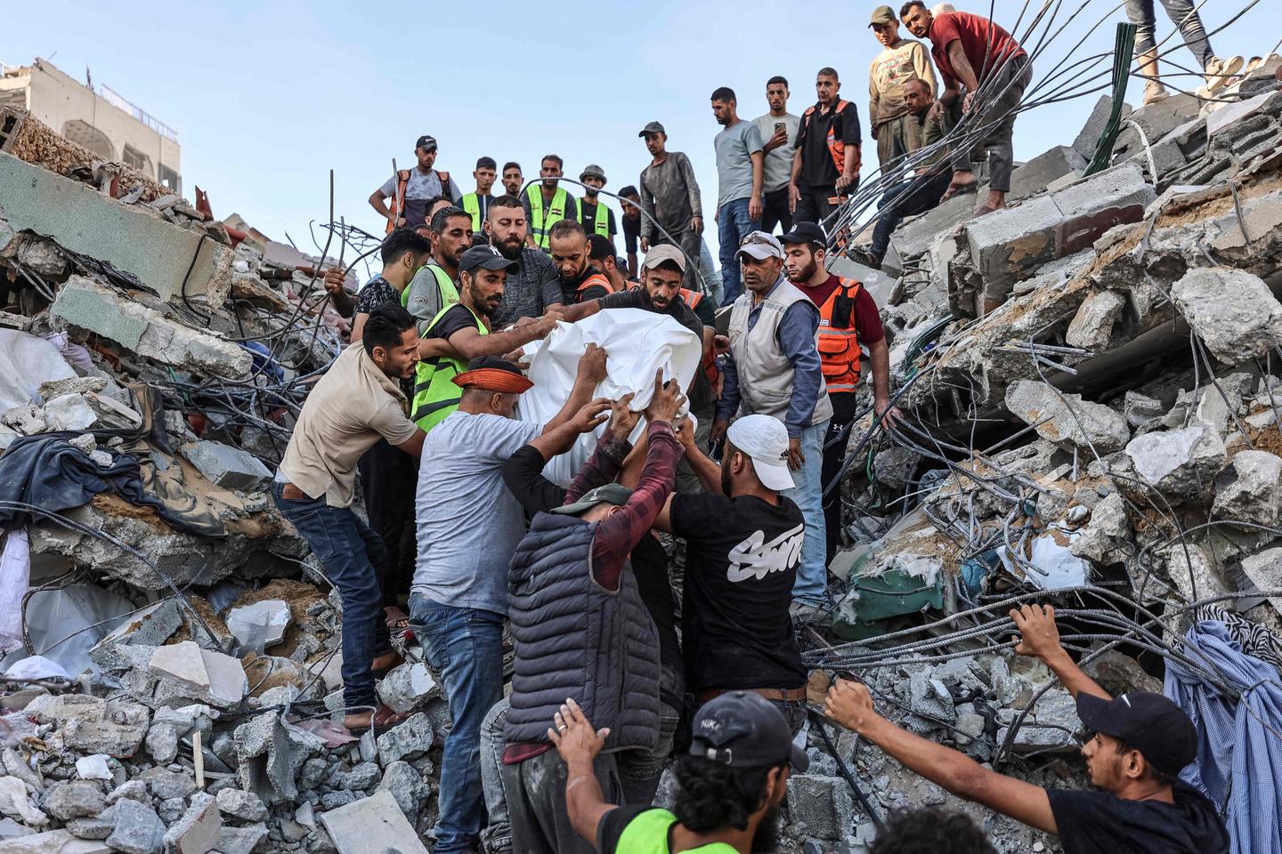 Gaza : un immeuble endommagé par des attaques israéliennes s’effondre, au moins 20 morts et des dizaines de disparus