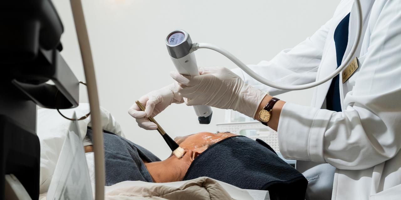 Un gel conducteur est appliqué sur le visage de Mélanie avant de commencer la séance de Xerf, dans la clinique dermatologique « Relieve clinic » à Séoul (Corée du Sud), le 17 août 2026.