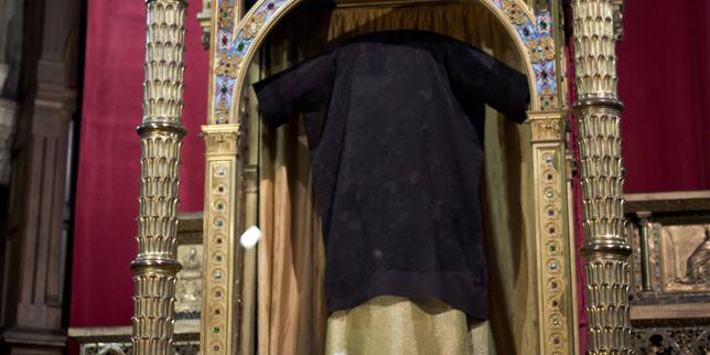 Visite du pape Léon XIV : avec la tunique du Christ exposée au Stade de France, le retour en grâce du culte des reliques