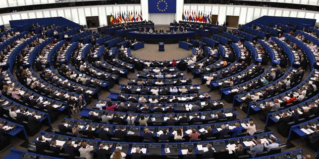 EU removes two oligarchs reputedly close to Putin from sanctions list