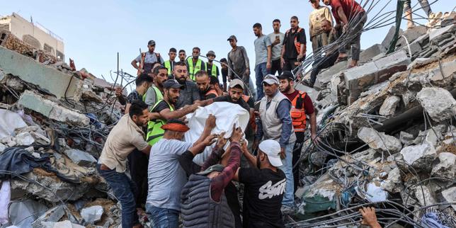 Gaza : un immeuble endommagé par des attaques israéliennes s’effondre, au moins 20 morts et des dizaines de disparus