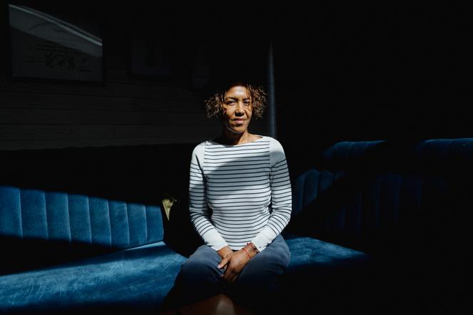 Joëlle Dambo dans sa crêperie de Gomené (Côtes-d’Armor), le 13 septembre 2026. - LOUISE QUIGNON/DIVERGENCE POUR « LE MONDE »