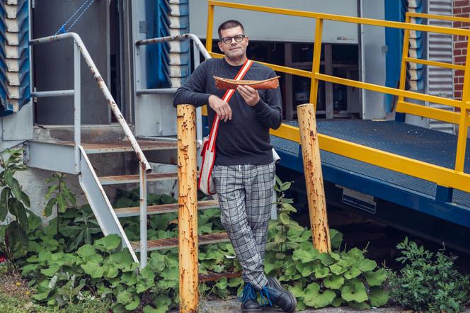 Stéphane Nepton, avec un modèle réduit de canoë traditionnel innu qui lui a servi pour des animations 3D, dans le quartier du Mile-Ex, à Montréal, le 17 septembre 2026. - VALERIAN MAZATAUD POUR « LE MONDE »